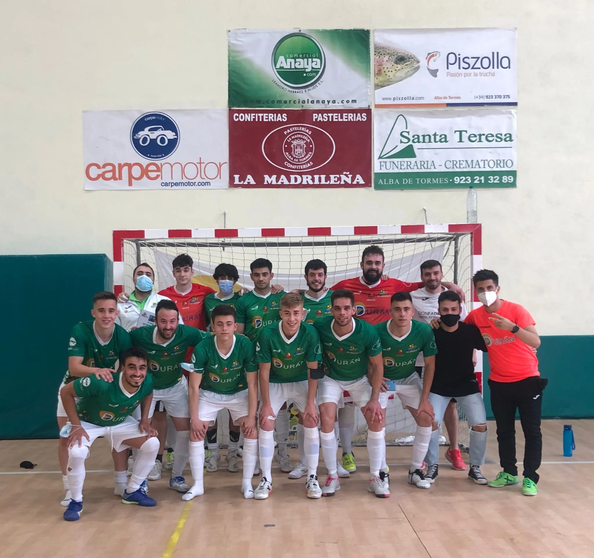 Los jugadores del Piensos Durán Albense celebran la victoria conseguida