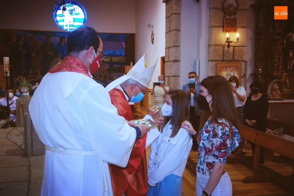Foto 5 - Seis j&oacute;venes se confirman en la Parroquia de San Crist&oacute;bal  
