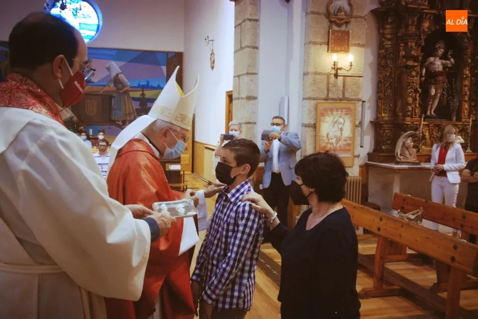 Foto 6 - Seis j&oacute;venes se confirman en la Parroquia de San Crist&oacute;bal  