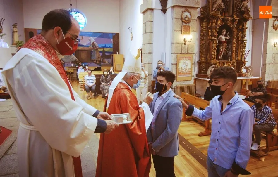 Foto 8 - Seis j&oacute;venes se confirman en la Parroquia de San Crist&oacute;bal  