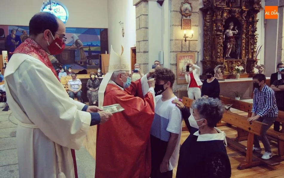 Foto 7 - Seis j&oacute;venes se confirman en la Parroquia de San Crist&oacute;bal  