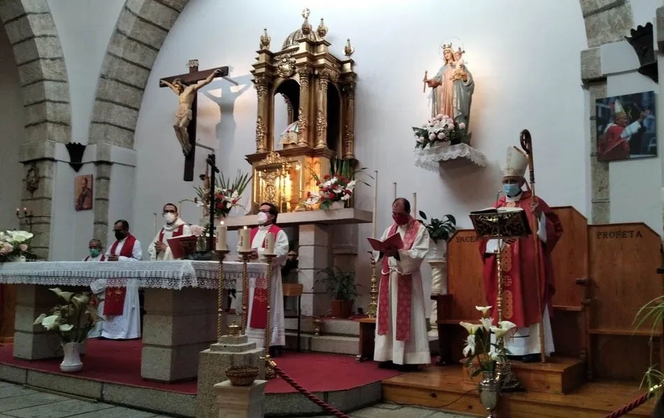 Foto 2 - Seis j&oacute;venes se confirman en la Parroquia de San Crist&oacute;bal  