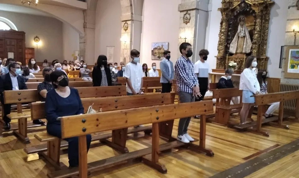 Foto 3 - Seis j&oacute;venes se confirman en la Parroquia de San Crist&oacute;bal  