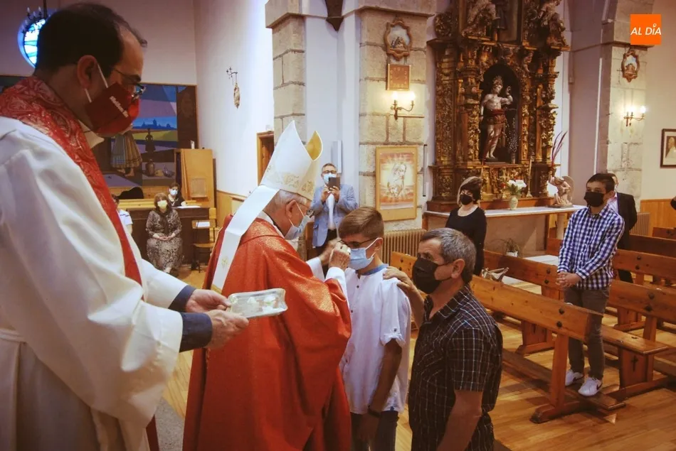 Foto 4 - Seis j&oacute;venes se confirman en la Parroquia de San Crist&oacute;bal  