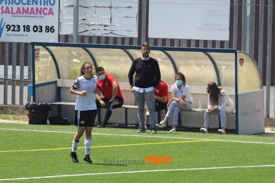 Sergio Mata, atento al juego desde la banda / Lydia González