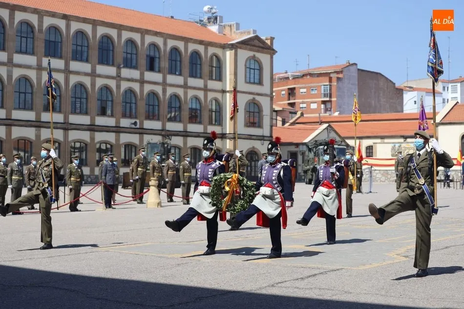 El desfile tuvo lugar en el patio del cuartel con aforo limitado - Fotos: Lydia González
