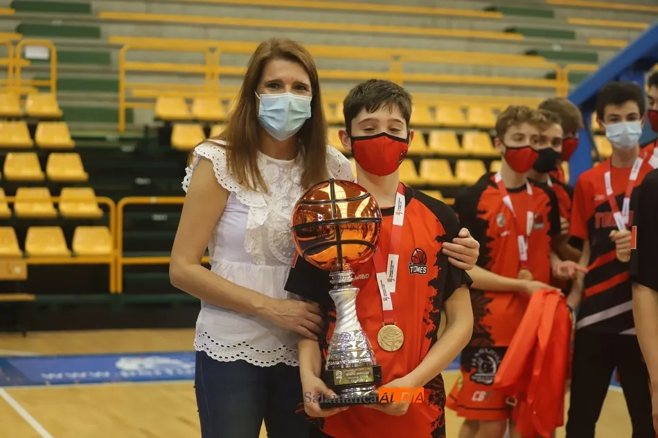 Foto 2 - El CB Tormes, campe&oacute;n de Castilla y Le&oacute;n en la Final a 4 infantil de Salamanca