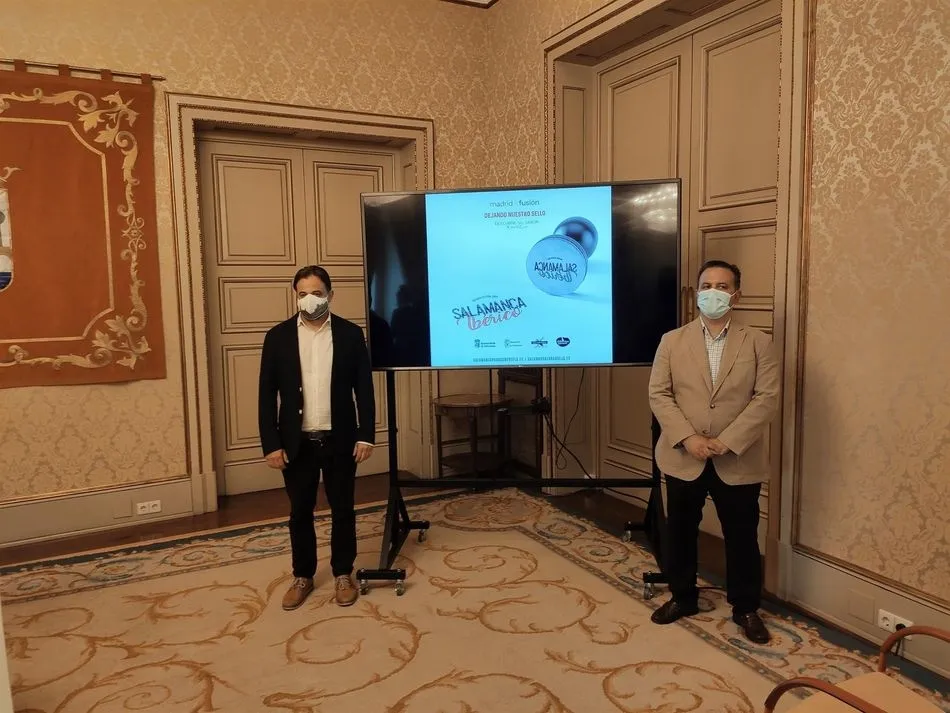 El concejal salmantino Fernando Castaño (i) y el diputado provincial Javier García Hidalgo (d) en la presentación en el Ayuntamiento de Salamanca. - EUROPA PRESS