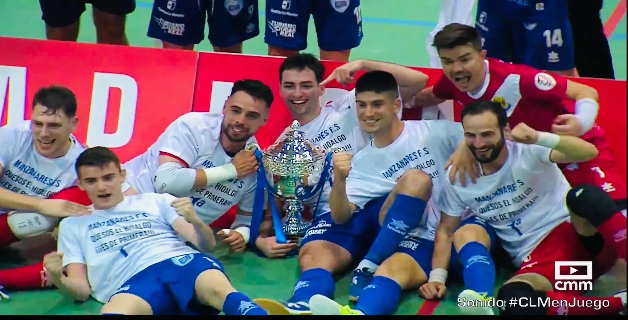 Celebración del ascenso de categoría de los jugadores del Manzanares FS