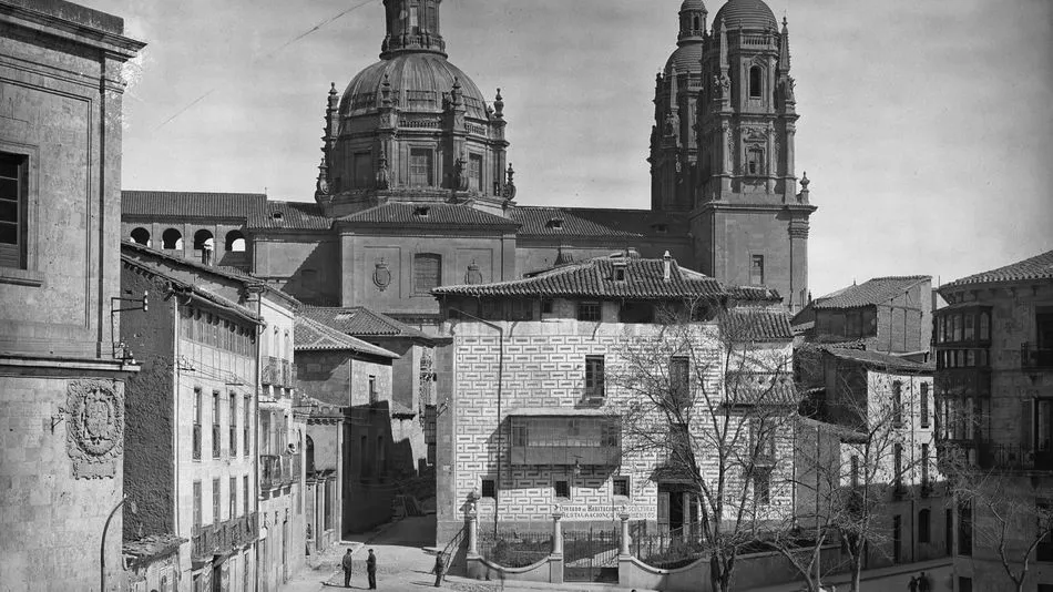 Las torres de la Clerecía, desde la Catedral, en 1932