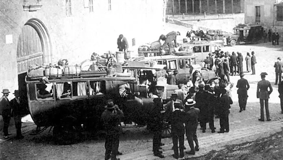Cuando los autobuses salían de la plaza Concilio de Trento, enfrente del convento de San Esteban