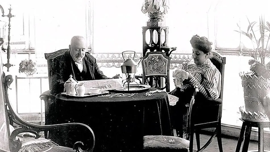 Miguel de Lis leyendo El Adelanto en presencia de su esposa.