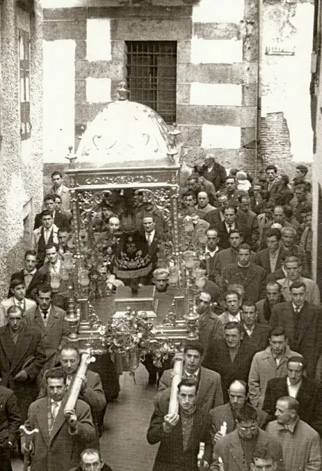 Foto 2 - La muda del Cristo del Refugio en Candelario