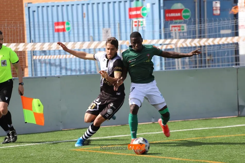 Antonio Marín pelea con un rival por la pelota / Lydia González