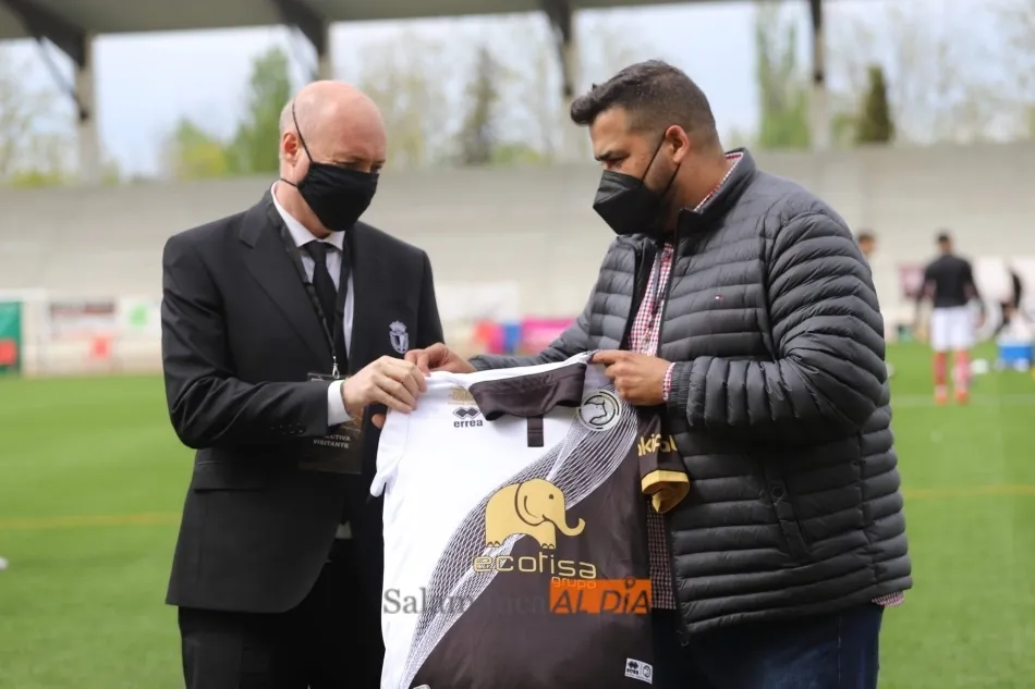 Sandoval entrega una camiseta de Unionistas a un directivo del Burgos