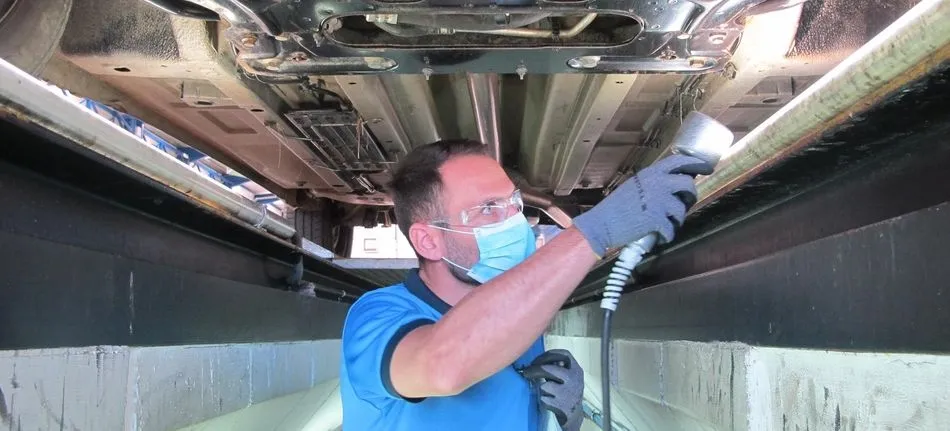 Revisión de un coche en una ITV. Foto JUNTA