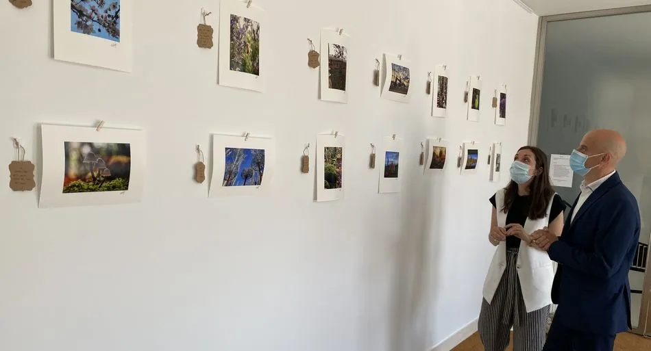 El concejal de Turismo, Juan Carlos Bueno, junto a la artista Alex Gutiérrez