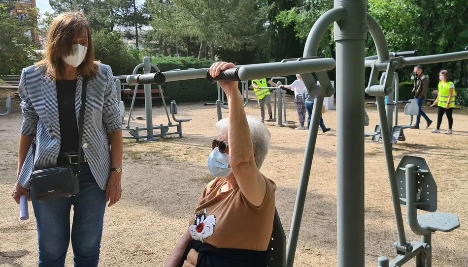 La concejala de Salud Pública, María José Fresnadillo, en su visita al parque de los Jesuitas