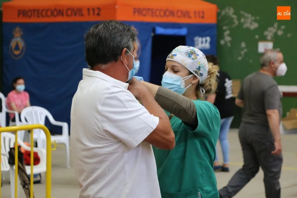 Foto 7 - R&aacute;pida vacunaci&oacute;n en Vitigudino para m&aacute;s de 600 personas de entre 52 y 55 a&ntilde;os  