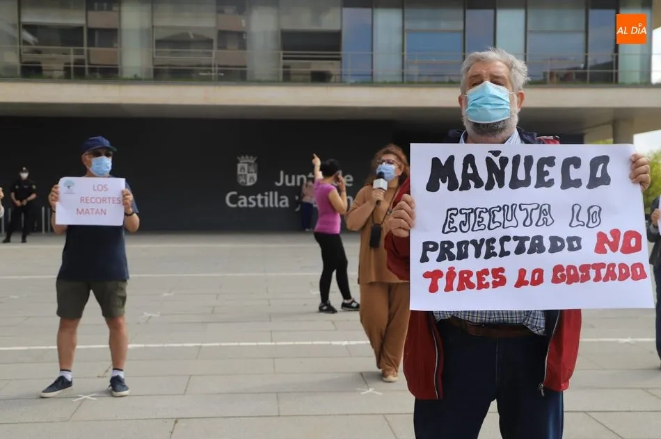 Foto 2 - Nueva protesta frente a la Junta para reivindicar la construcci&oacute;n del centro de salud de...