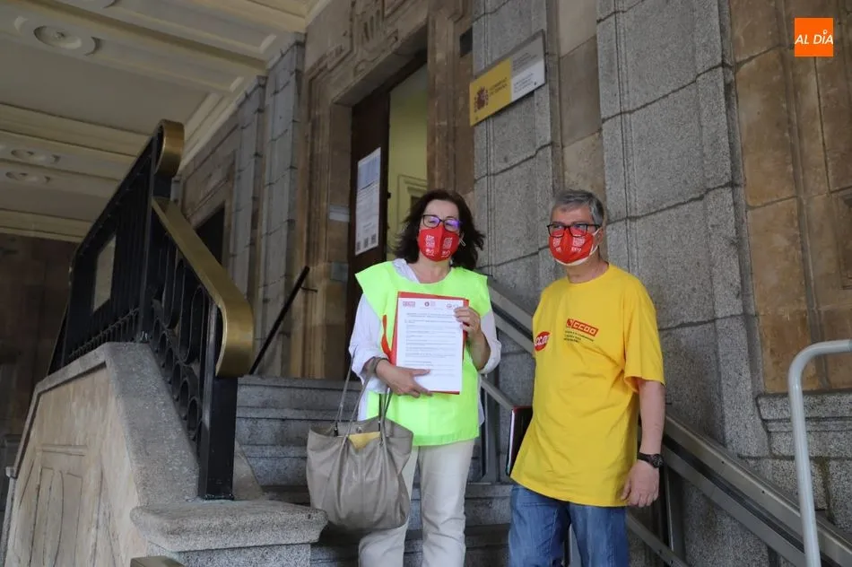 Foto 2 - Caravana reivindicativa de profesionales de Correos para denunciar el &ldquo;desguace del sistema...