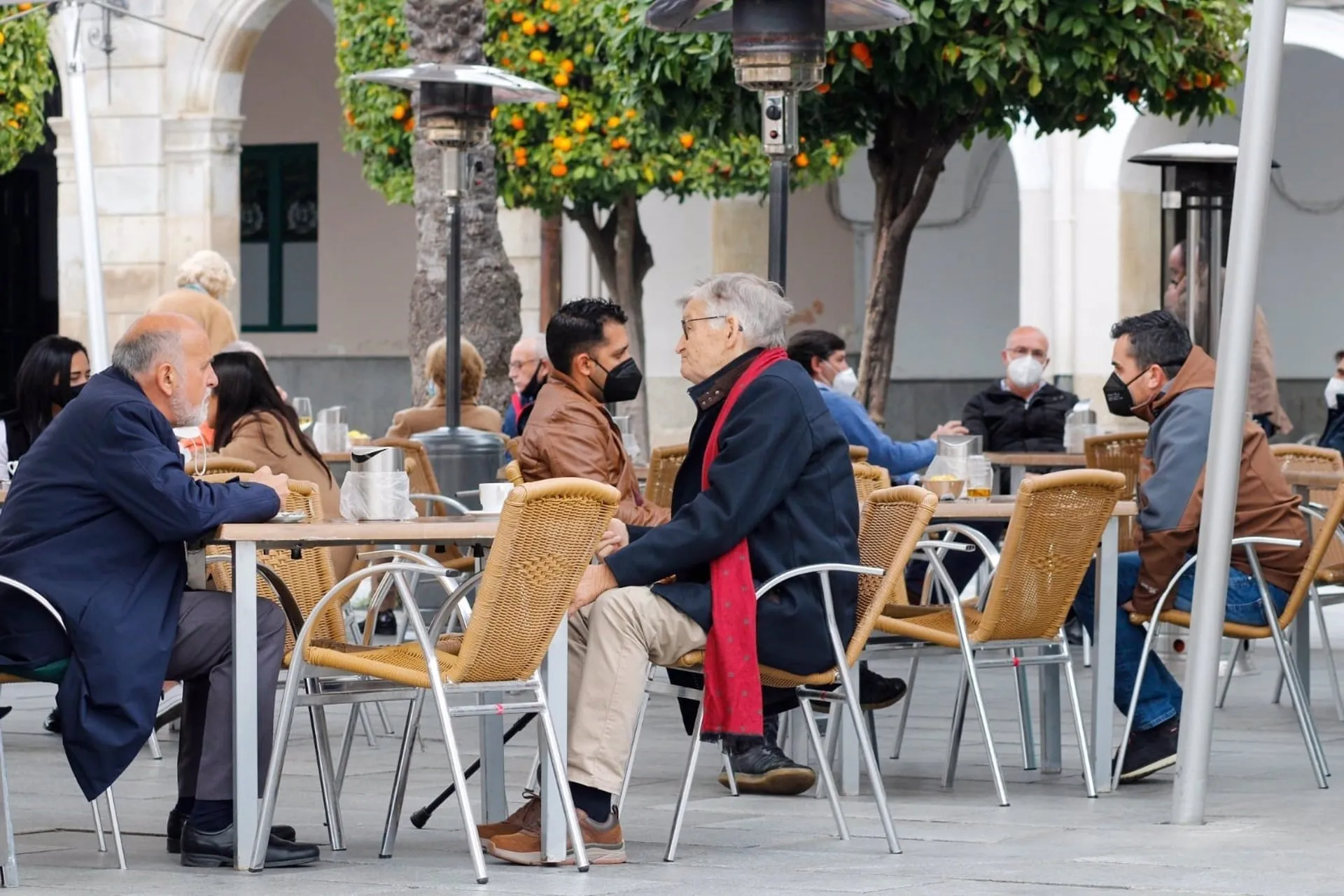 Varias personas en una terraza. Foto: EP