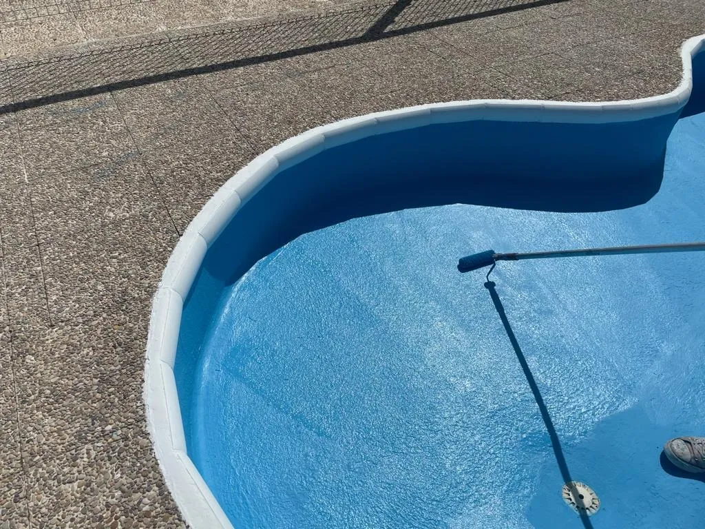 Trabajo del área de infraestructuras y mantenimiento en las piscinas municipales