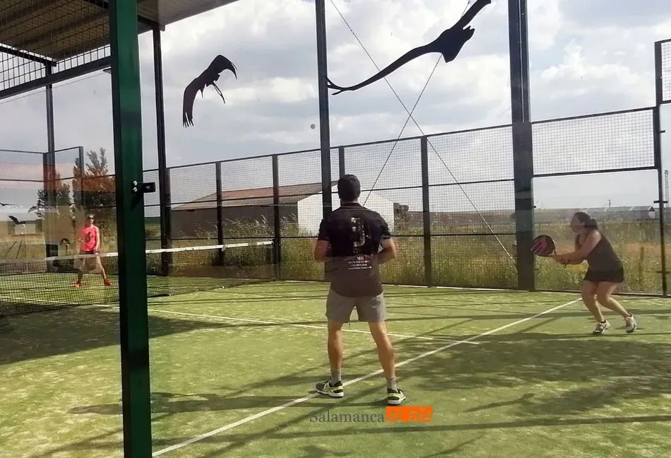 Foto 3 - El primer torneo de p&aacute;del para inaugurar la nueva pista de Topas