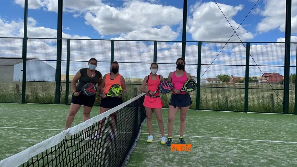 Dos parejas participantes en el torneo