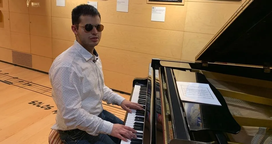 Foto 2 - El salmantino Adri&aacute;n Rinc&oacute;n, el primer director de orquesta ciego&nbsp;&nbsp;titulado de Espa&ntilde;a  
