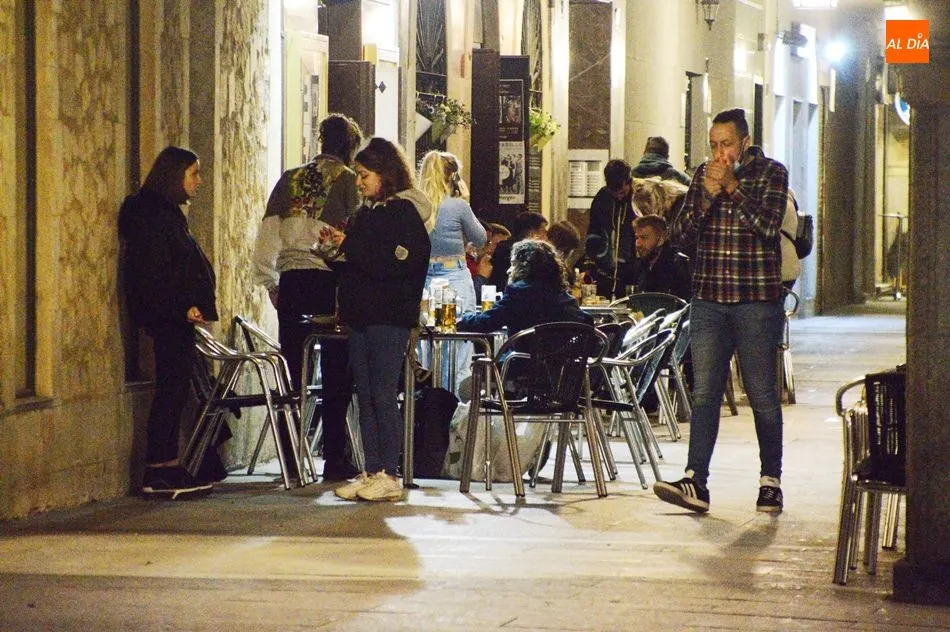 Jóvenes en una céntrica zona de ocio nocturno de Salamanca. Foto de archivo