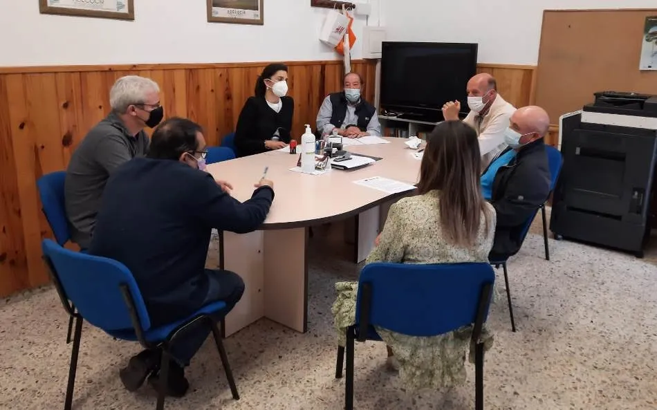 Foto 2 - Adecocir firma nuevos contratos de ayuda con dos ayuntamientos y los Bomberos mirobrigenses  