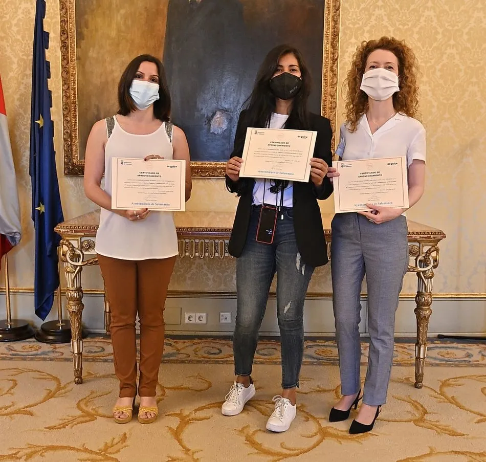Foto 10 - El Ayuntamiento entrega certificados de dos cursos municipales a 19 personas  