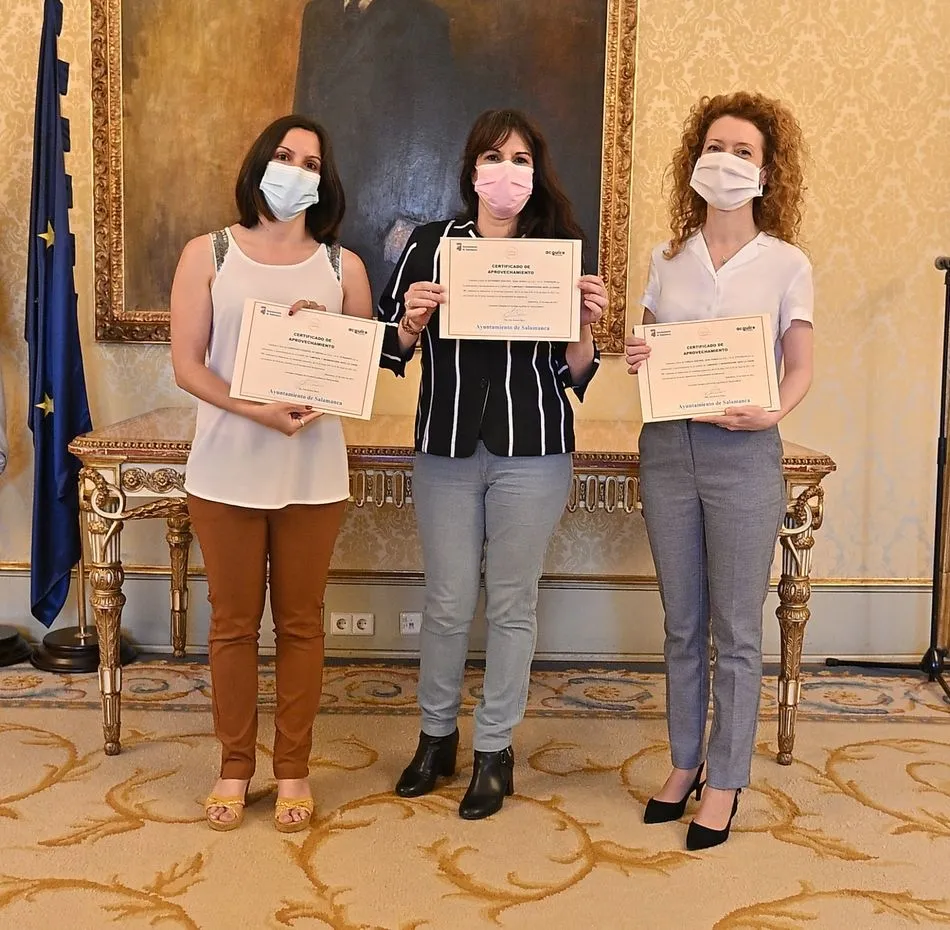 Foto 9 - El Ayuntamiento entrega certificados de dos cursos municipales a 19 personas  