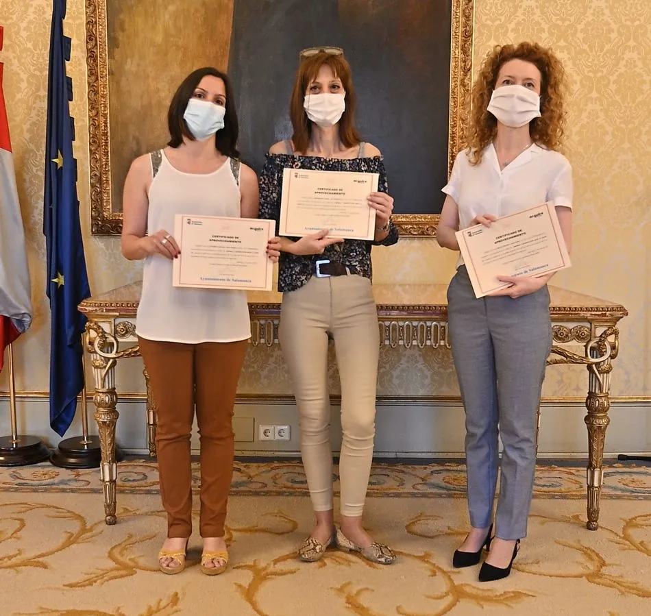 Foto 8 - El Ayuntamiento entrega certificados de dos cursos municipales a 19 personas  