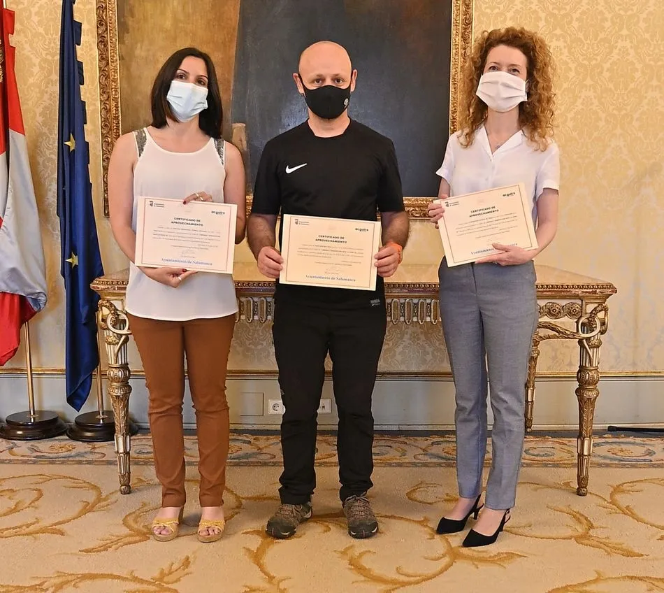 Foto 7 - El Ayuntamiento entrega certificados de dos cursos municipales a 19 personas  