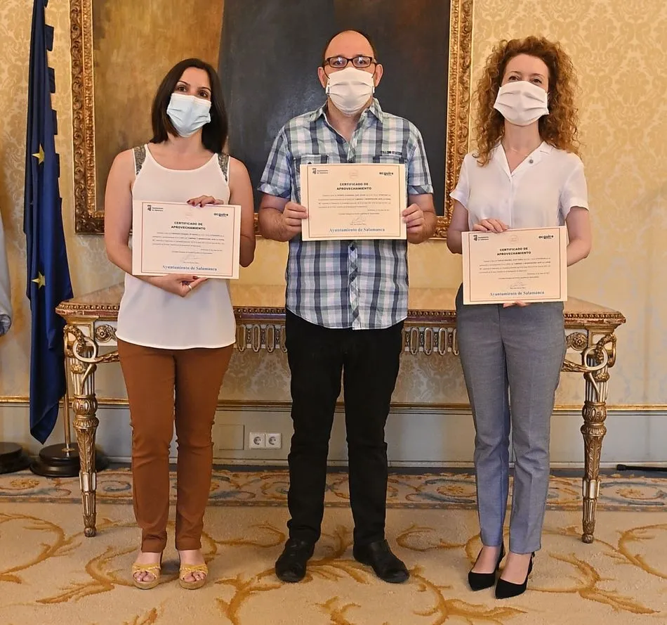 Foto 4 - El Ayuntamiento entrega certificados de dos cursos municipales a 19 personas  
