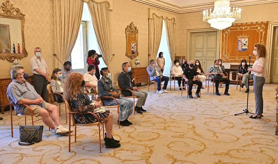 Foto 2 - El Ayuntamiento entrega certificados de dos cursos municipales a 19 personas  