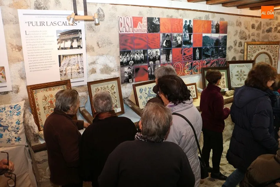 Público visitando una exposición anterior en el Museo Etnográfico de Mogarraz - KR