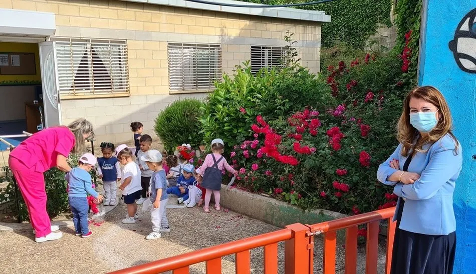  La concejala de Educación, María Victoria Bermejo, en su visita a la escuela infantil de Pizarrales