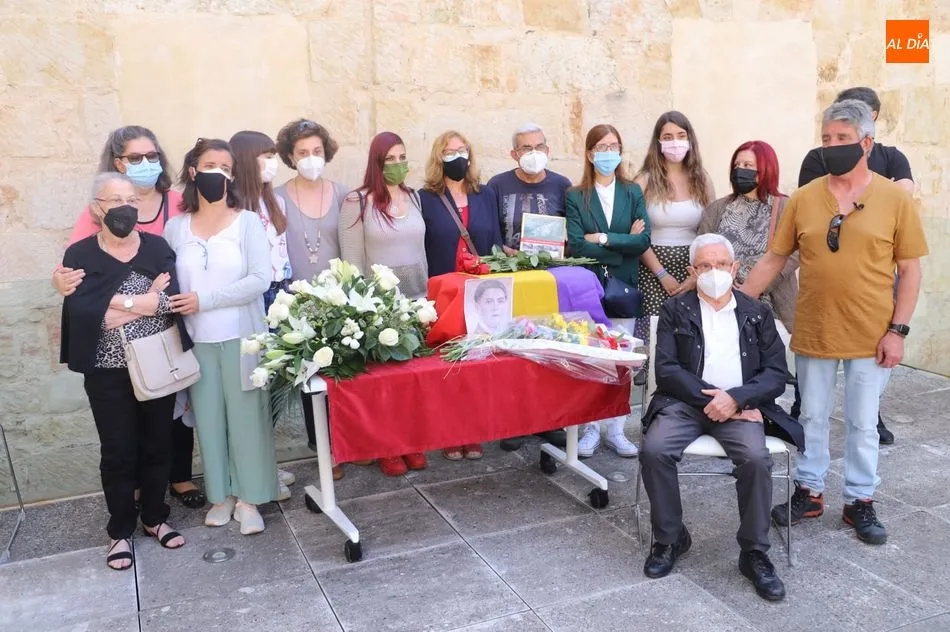 Familiares de Ramón Haro Gómez junto a los restos de este salmantino fusilado en 1938 en Navarra. Foto de Lydia González
