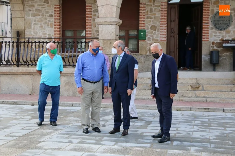 Foto 11 - El presidente de la Diputaci&oacute;n inaugura la remozada Plaza Mayor de Villarino de los Aires  