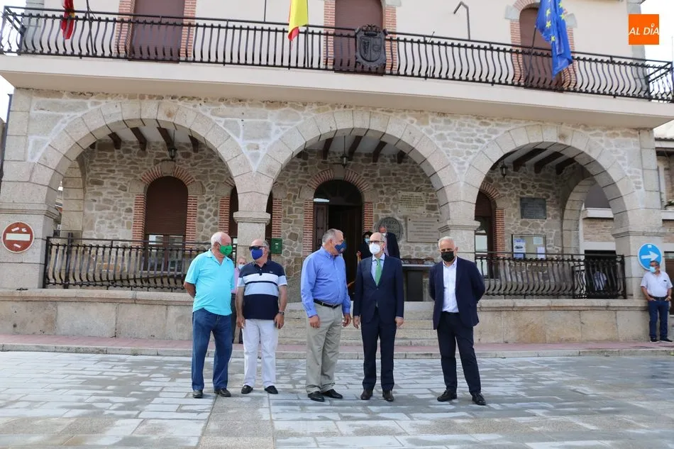 Foto 9 - El presidente de la Diputaci&oacute;n inaugura la remozada Plaza Mayor de Villarino de los Aires  