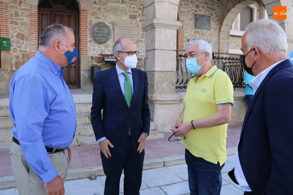 Foto 8 - El presidente de la Diputaci&oacute;n inaugura la remozada Plaza Mayor de Villarino de los Aires  