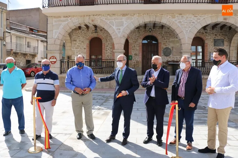 Foto 7 - El presidente de la Diputaci&oacute;n inaugura la remozada Plaza Mayor de Villarino de los Aires  