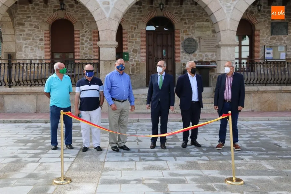 Foto 6 - El presidente de la Diputaci&oacute;n inaugura la remozada Plaza Mayor de Villarino de los Aires  
