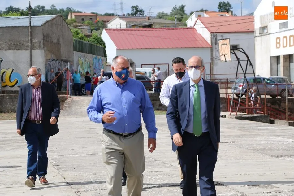 Foto 5 - El presidente de la Diputaci&oacute;n inaugura la remozada Plaza Mayor de Villarino de los Aires  