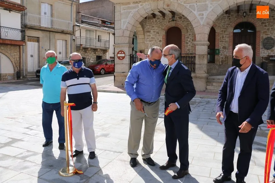 Foto 4 - El presidente de la Diputaci&oacute;n inaugura la remozada Plaza Mayor de Villarino de los Aires  