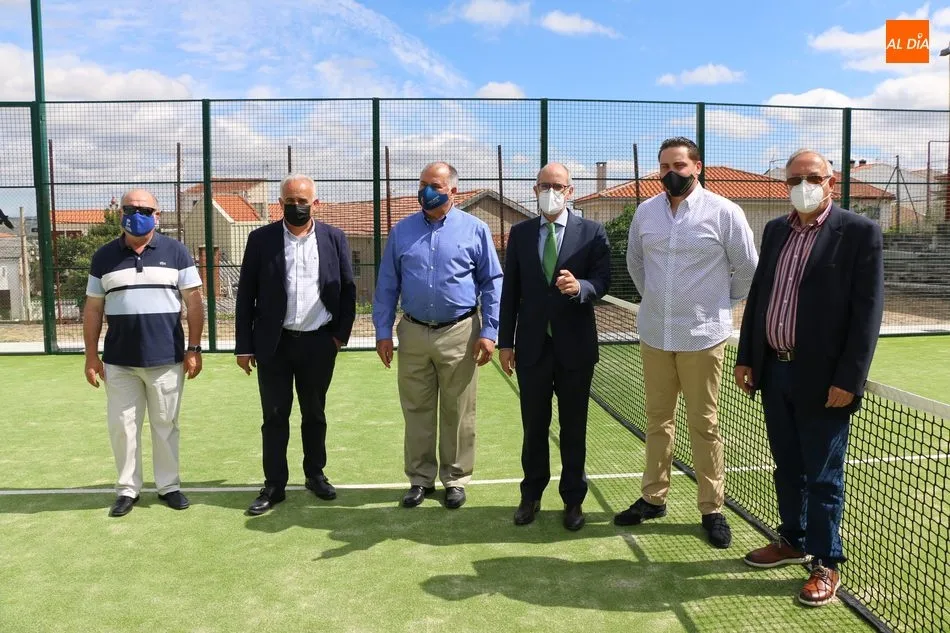 Foto 2 - El presidente de la Diputaci&oacute;n inaugura la remozada Plaza Mayor de Villarino de los Aires  