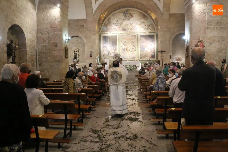 Foto 11 - Vitigudino celebra el Sant&iacute;simo en una sobria ceremonia en el interior de la iglesia parroquial  